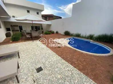 Casa com 3 Quartos para alugar, 380m² no Fundinho, Uberlândia