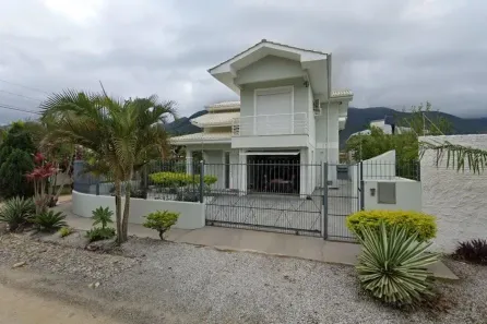 Casa com 3 Quartos para alugar, 250m² no Praia de Fora, Palhoça