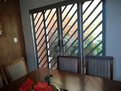 Sobrado com 3 Quartos à venda, 250m² no Santa Rosa, Uberlândia