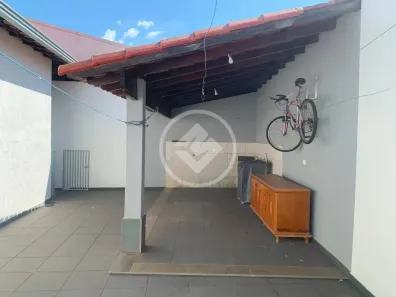 Casa com 3 Quartos à venda, 180m² no Jardim Patrícia, Uberlândia