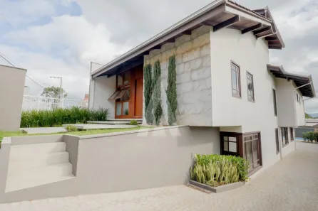 Casa com 3 Quartos para alugar, 252m² no Floresta, Joinville