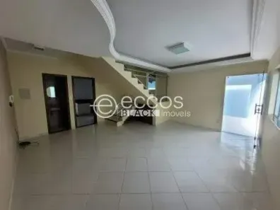 Casa com 3 Quartos para alugar, 100m² no Alto Umuarama, Uberlândia