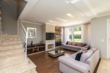 Casa de Condomínio com 4 Quartos para alugar, 270m² no Orleans, Curitiba