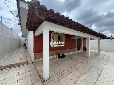 Casa com 3 Quartos à venda, 344m² no Presidente Roosevelt, Uberlândia