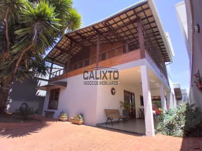 Sobrado com 4 Quartos à venda, 246m² no Cidade Jardim, Uberlândia