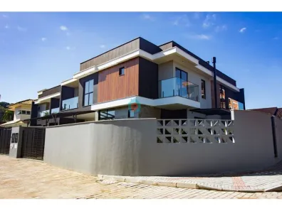 Sobrado com 3 Quartos à venda, 151m² no Bom Retiro, Joinville