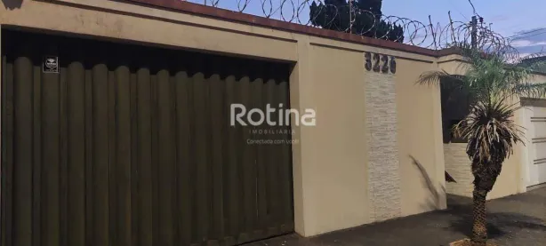 Casa com 3 Quartos para alugar, 250m² no Segismundo Pereira, Uberlândia