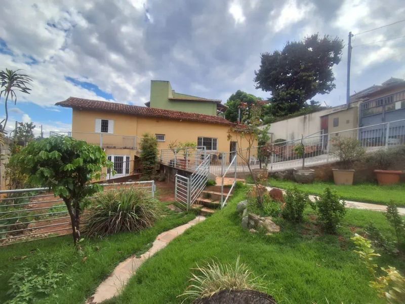 Casa com 4 quartos — Santa Amélia, Belo Horizonte