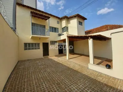 Casa com 6 Quartos para alugar, 157m² no Centro, Uberlândia