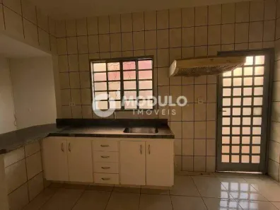 Casa com 3 Quartos para alugar, 200m² no Jardim Patrícia, Uberlândia