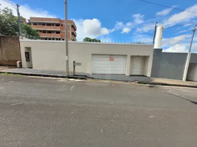 Casa com 3 Quartos para alugar, 200m² no Tibery, Uberlândia