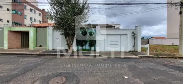 Casa com 3 Quartos à venda, 216m² no Segismundo Pereira, Uberlândia