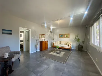 Casa com 3 Quartos para alugar, 130m² no Três Figueiras, Porto Alegre