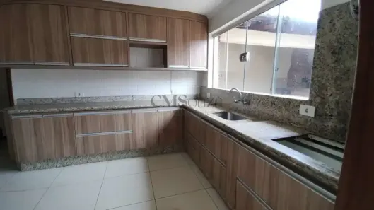 Casa com 3 Quartos para alugar, 200m² no Universitário, Londrina