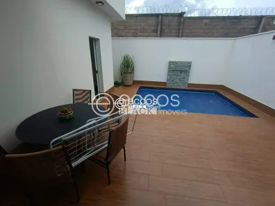 Casa de Condomínio com 3 Quartos para alugar, 100m² no Aclimação, Uberlândia
