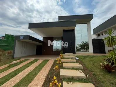 Casa com 3 Quartos para alugar, 215m² no Gávea, Uberlândia