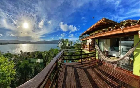 Casa de Condomínio com 3 Quartos para alugar, 250m² no Barra da Lagoa, Florianópolis