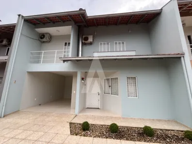 Casa com 3 Quartos para alugar, 130m² no Bom Retiro, Joinville