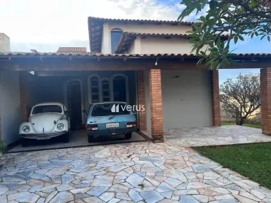 Casa com 4 Quartos para alugar, 420m² no Chácaras Tubalina e Quartel, Uberlândia
