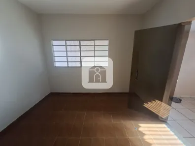 Casa com 3 Quartos para alugar, 110m² no Santa Mônica, Uberlândia
