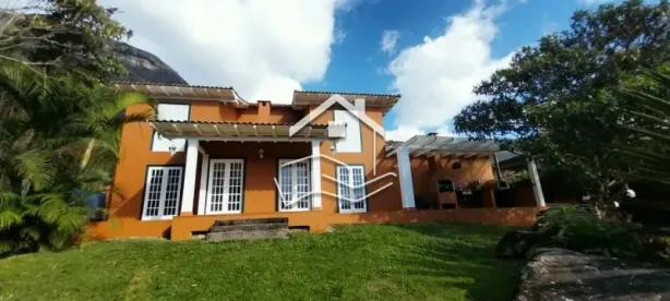 Casa de Condomínio com 4 Quartos para venda ou aluguel, 350m² no Samambaia, Petrópolis