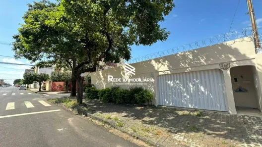 Casa com 3 Quartos para alugar, 250m² no Santa Mônica, Uberlândia