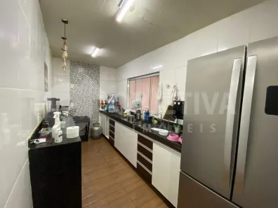 Casa com 7 Quartos à venda, 193m² no Jardim Holanda, Uberlândia