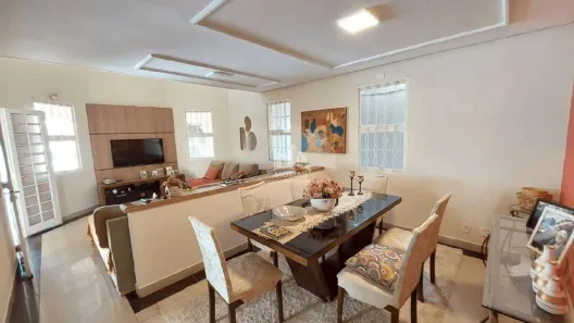 Casa com 3 Quartos à venda, 240m² no Carajás, Uberlândia