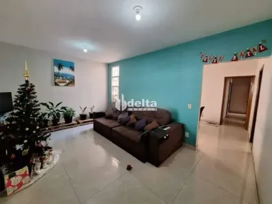 Casa com 3 Quartos à venda, 181m² no Jardim Patrícia, Uberlândia