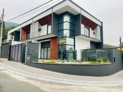 Sobrado com 3 Quartos à venda, 200m² no Saguaçu, Joinville