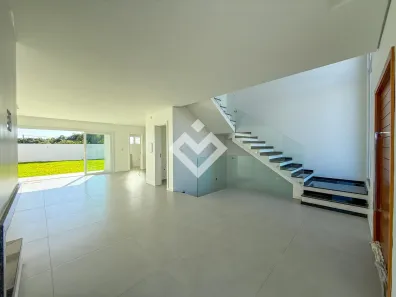 Casa de Condomínio com 3 Quartos para venda ou aluguel, 210m² no Tomazetti, Santa Maria