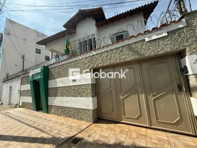 Casa com 3 Quartos para alugar, 110m² no Centro, Montes Claros