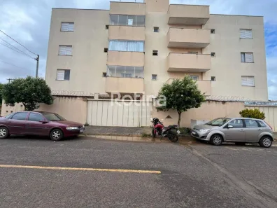 Apartamento com 2 Quartos para alugar, 60m² no Segismundo Pereira, Uberlândia