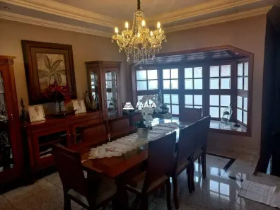 Casa com 3 Quartos à venda, 330m² no Leblon, Uberaba