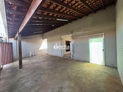 Casa com 3 Quartos para alugar, 220m² no Laranjeiras, Uberlândia