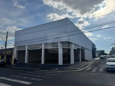 Galpão/Depósito/Armazém para alugar, 367m² no Brasil, Uberlândia
