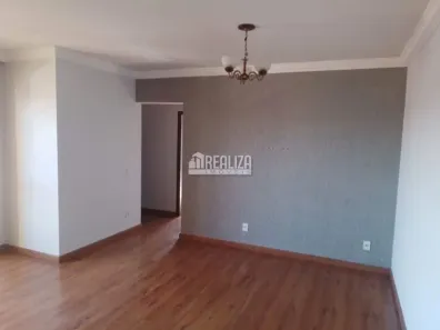 Apartamento com 3 Quartos para alugar, 108m² no São Benedito, Uberaba