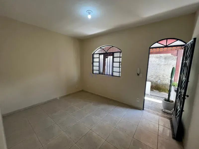 Casa com 2 quartos — Santa Mônica, Belo Horizonte
