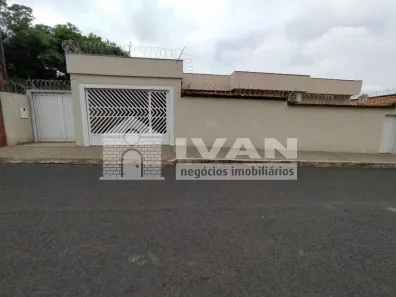 Casa com 3 Quartos para alugar, 240m² no Lagoinha, Uberlândia