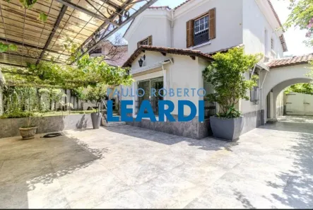 Casa com 3 Quartos à venda, 300m² no Pacaembu, São Paulo