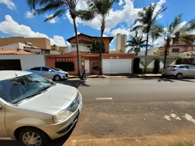 Sobrado com 4 Quartos para alugar, 370m² no Umuarama, Uberlândia