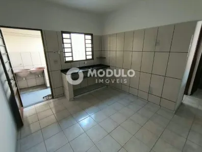 Casa com 2 Quartos para alugar, 60m² no Jardim Brasília, Uberlândia