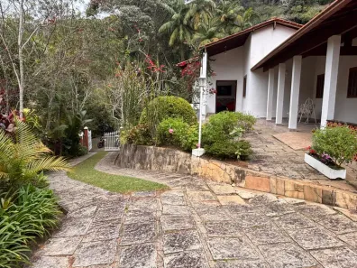 Casa de Condomínio com 3 Quartos para alugar, 180m² no Serrinha, Teresópolis