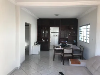 Casa com 7 Quartos à venda, 110m² no Osvaldo Rezende, Uberlândia