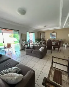 Casa com 4 Quartos à venda, 228m² no Jardim Karaíba, Uberlândia