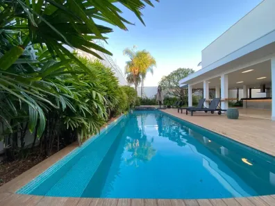 Sobrado com 4 Quartos à venda, 670m² no Morada da Colina, Uberlândia