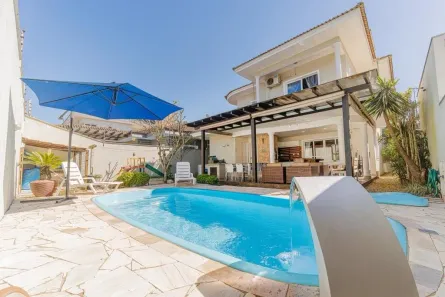 Sobrado com 3 Quartos à venda, 214m² no Floresta, Joinville