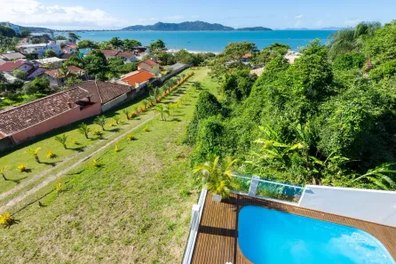 Casa com 3 Quartos para alugar, 200m² no Zimbros, Bombinhas