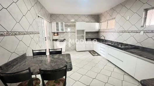 Casa com 4 Quartos para alugar, 247m² no Santa Luzia, Uberlândia