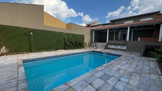 Casa com 4 Quartos para alugar, 400m² no Universitário, Londrina